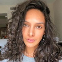 Gamers satu ini adalah seorang model. Tak heran jika aksinya bermain game di situs streaming Twitch juga banyak ditonton para pria. Salah satu game favoritnya adalah Fortnite. Foto: Instagram @sadie_bee