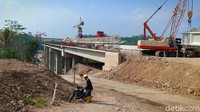 Jembatan setinggi 39 meter itu membentang di atas aliran Kali Kenteng dan Kali Serang.
