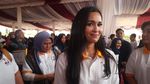Potret Istri Mensos Saat Hibur Anak-anak Korban Gempa Lombok