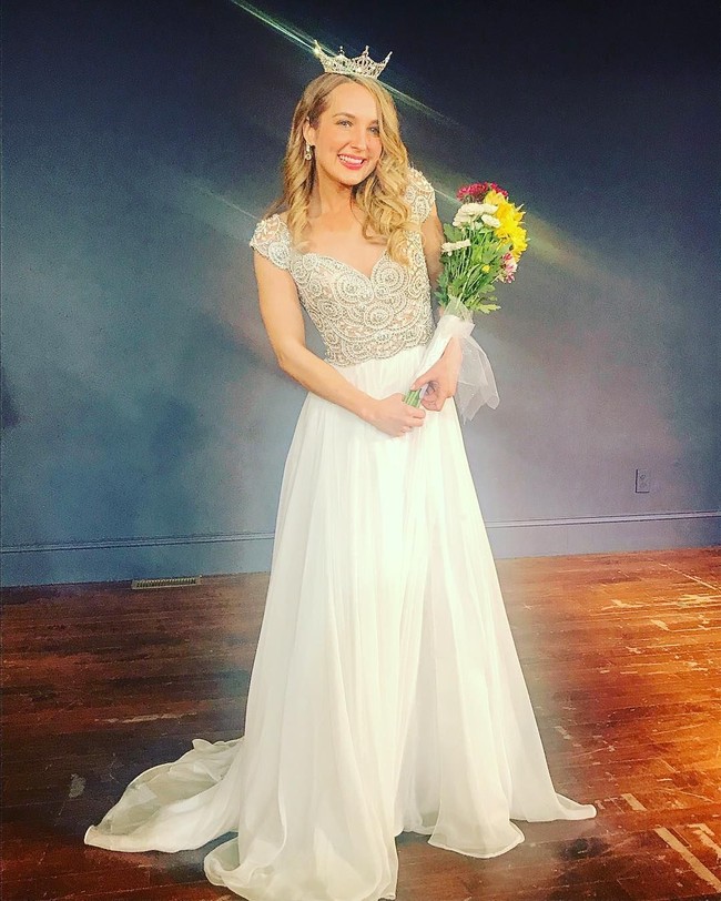 Seperti dikutip dari CNN, Maude pada akhirnya mengembalikan mahkota Miss Plymouth County 2018 yang dimenangkannya setelah pada gelaran Miss Massachusetts terjadi penghinaan terhadap gerakan #MeToo. Dalam video yang diunggah Observer, sebuah sketsa komedi digelar di panggung sebagai bagian dari acara Miss Massachusetts. Sktesa komedi itu membicarakan mengenai tidak adanya lagi penilaian bikini di kontes kecantikan Miss America. Dua orang yang membintangi sketsa komedi tersebut mengeluarkan lelucon yang mengolok-olok kebijakan tersebut serta gerakan #MeToo. Foto: Instagram @maudernliving