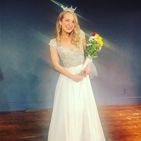 Seperti dikutip dari CNN, Maude pada akhirnya mengembalikan mahkota Miss Plymouth County 2018 yang dimenangkannya setelah pada gelaran Miss Massachusetts terjadi penghinaan terhadap gerakan #MeToo. Dalam video yang diunggah Observer, sebuah sketsa komedi digelar di panggung sebagai bagian dari acara Miss Massachusetts. Sktesa komedi itu membicarakan mengenai tidak adanya lagi penilaian bikini di kontes kecantikan Miss America. Dua orang yang membintangi sketsa komedi tersebut mengeluarkan lelucon yang mengolok-olok kebijakan tersebut serta gerakan #MeToo. Foto: Instagram @maudernliving