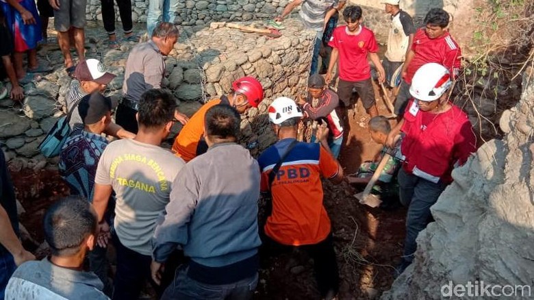 Mandor Bangunan Tewas Tertimbun Longsor Saat Perbaiki Jembatan Mandor Bangunan Tewas Tertimbun Longsor Saat Perbaiki Jembatan