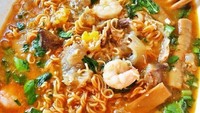 Jika suka mie instan pedas, tambahkan udang, sosis dan telor supaya lebih nendang gurihnya. Foto: Instagram @sreypov_pka_battambang