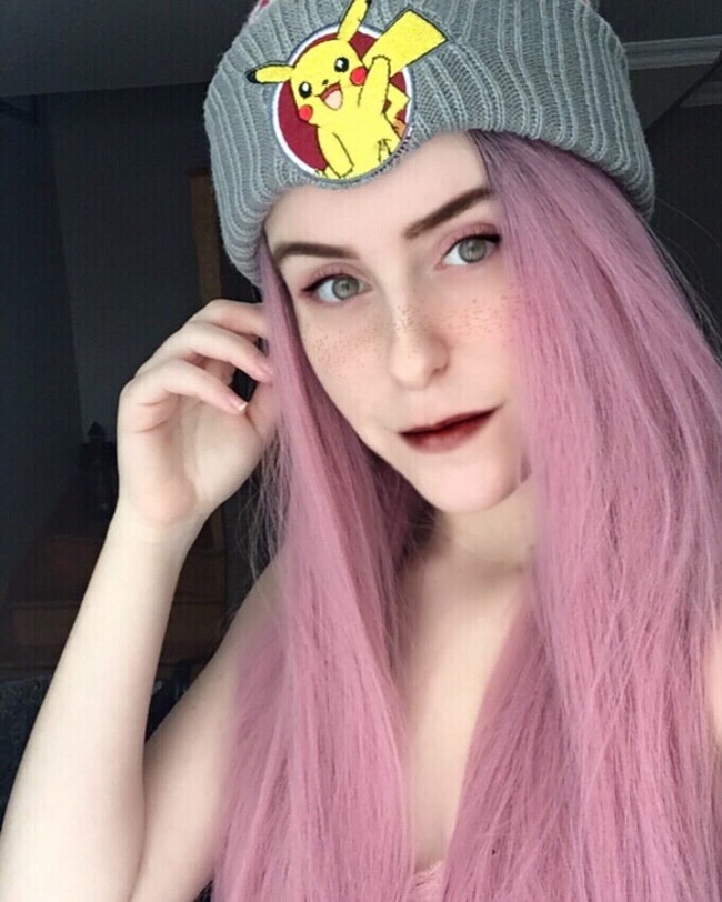 Wanita cantik berikut dikatakan tergila-gila dengan game, terutama The Legend of Zelda. Di Instagram, ia pun cukup terkenal dan punya banyak follower. Wanita yang mengaku sebagai game collector tersebut sering memamerkan action figure hingga kostum cosplay. Foto: Instagram @hylian_sparkles