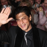 Maju ke tahun 2008, Shahrukh Khan masih mempertahankan potongan dan tatanan rambut yang sama. Ini penampilannya di red carpet Berlinale Film Festival pada Februari 2008. Foto: Getty Images