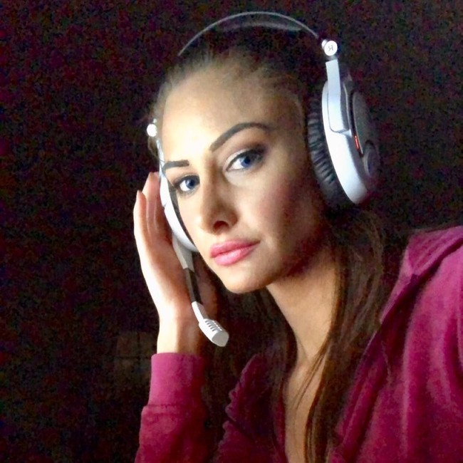 Ia adalah salah satu gamer dan twitch streamer paling terkenal. Wanita ini juga seorang model. Tak heran memang melihat wajahnya yang cantik dan tubuh langsing. Foto: Instagram @xylexidc  