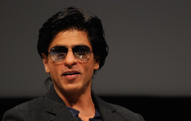 Shahrukh Khan sangat terobsesi pada alas kaki. Ia mengaku melepas sepatunya hanya sekali dalam sehari, yaitu saat sebelum tidur, bahkan terkadang ia tidur memakai sepatu. Saya tidak melepasnya sampai saya di tempat tidur. Saya tidak pernah memakai sandal. Kakiku harus selalu tertutup. Kadang bahkan ketika berbaring di tempat tidur, saya memakai sepatu, jelasnya. Foto: Getty Images