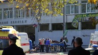 Belum diketahui apa motif penembakan tersebut. Pejabat penegak hukum Rusia mengatakan pelaku bunuh diri setelah menembaki para mahasiswa. Ekaterina Kejzo/Courtesy of Kerch.FM/Handout via REUTERS.