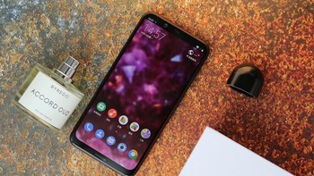 Mengusung layar 6,18 inch dengan notch di bagian atasnya. Foto: Sina Mobile