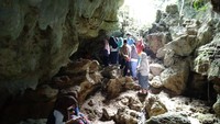 Yang jelas di gua ini jangan digunakan untuk kemusyrikan karena bila itu terjadi maka gua akan langsung runtuh. Begitu pesan dari Pengasuh Pondok Pesantren Nurul Hidayah, Cici Handritin. (Dadang/detikTravel)