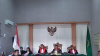 Pengecualian penggunaan bahasa Bali dan busana adat diberlakukan pada penyelenggaraan apel/upacara bendera, kegiatan yang bersifat nasional dan internasional, kegiatan yang melibatkan instansi tingkat pusat, kegiatan yang bersifat lintas provinsi dan lembaga serta masyarakat adat lainnya.