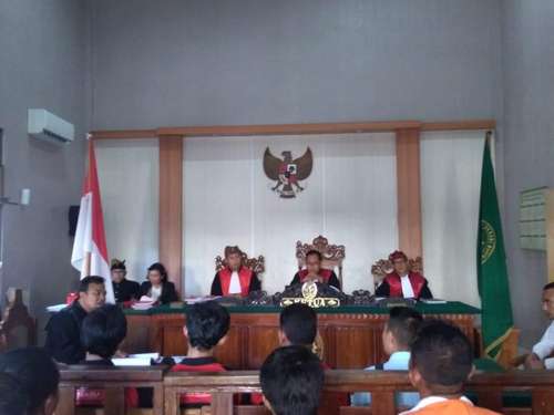 Bali Banget! Hakim PN Denpasar pun Sidang Pakai Udeng Bali Banget! Hakim PN Denpasar pun Sidang Pakai Udeng