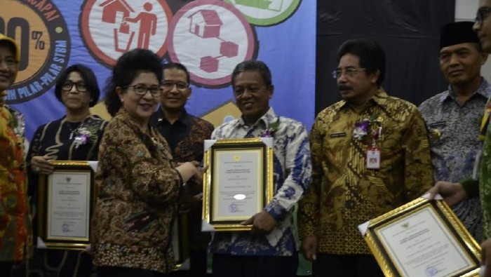 Menkes memberikan penghargaan untuk daerah yang bebas BAB Sembarangan (Foto: istimewa) Menkes memberikan penghargaan untuk daerah yang bebas BAB Sembarangan (Foto: istimewa)
