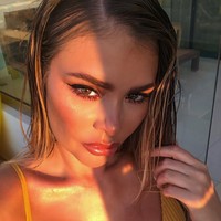 Chloe mengaku bahwa dia telah melakukan operasi pembesaran payudara sebanyak dua kali. Di 2016, Chloe mangaku menyesal melakukan implan payudara, namun tampaknya dia bangga dengan asetnya tersebut.  Foto: Instagram