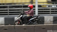 Kemacetan tersebut membuat para pemotor masuk ke jalur Bus TransJakarta.