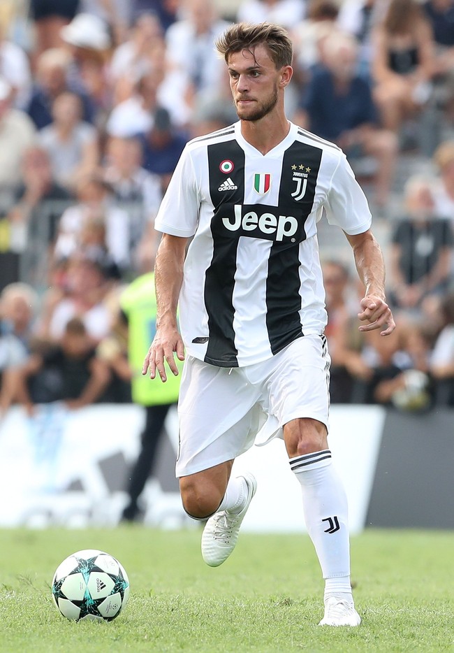 Pesepakbola Daniele Rugani dinyatakan positif virus Corona pada Rabu (11/3/2020). Bek tengah Juventus ini didiagnosa COVID-19 tapi tidak menampakkan gejala-gejalanya. Akibatnya Inter Milan dan Juventus mengisolasi pemainnya agar virus tidak semakin menyebar. Foto: Marco Luzzani/Getty Images