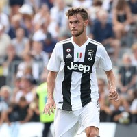 Pesepakbola Daniele Rugani dinyatakan positif virus Corona pada Rabu (11/3/2020). Bek tengah Juventus ini didiagnosa COVID-19 tapi tidak menampakkan gejala-gejalanya. Akibatnya Inter Milan dan Juventus mengisolasi pemainnya agar virus tidak semakin menyebar. Foto: Marco Luzzani/Getty Images