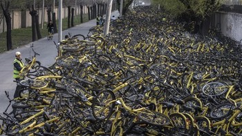 Sebagai solusinya, pemerintah berencana mendaur ulang total sekitar 25 juta unit sepeda yang tidak terpakai itu. Biayanya sebagian berasal dari uang pajak warga karena para startup-nya sendiri sudah bangkrut. Foto: Getty Images