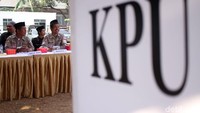 Beberapa skenario pengamanan disiagakan. Dimulai dari simulasi pengamanan pemungutan suara di TPS. Hingga adanya massa yang menolak hasil pemungutan suara.