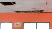 Penampakan ruang kelas 6 di SDN Papakmanggu Kabupaten Bandung atap plafonnya terlihat bolong dan membahayakan siswa yang belajar di ruangan tersebut.