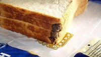 Hampir sama dengan kejadian yang tadi, bedanya kali ini bangkai tikus kecil ditemukan terperangkap diantara pinggir roti, dan ikut terpanggang. Foto: Istimewa