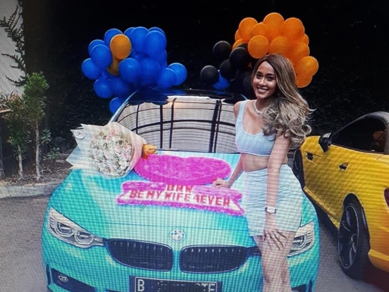 Mantul! Ultah ke-27 Kimmy Jayanti Dapat Mobil Mewah dari Greg Mantul! Ultah ke-27 Kimmy Jayanti Dapat Mobil Mewah dari Greg