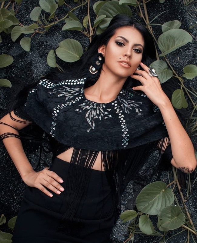 Perjalanan ke sekolahnya pun bisa menjadi hal yang berbahaya, dan terkadang mereka harus menunggu arus sungai menjadi tenang sebelum aman untuk menyebrang. Foto: Instagram @rosaivethm