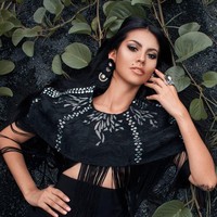 Perjalanan ke sekolahnya pun bisa menjadi hal yang berbahaya, dan terkadang mereka harus menunggu arus sungai menjadi tenang sebelum aman untuk menyebrang. Foto: Instagram @rosaivethm