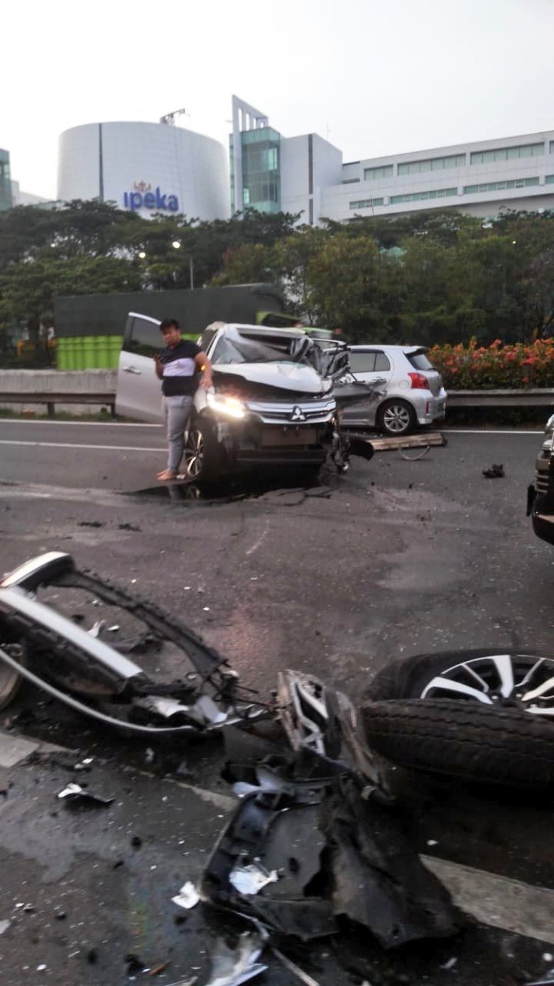 Kecelakaan. Foto: Dok. TMC Polda Metro Kecelakaan. Foto: Dok. TMC Polda Metro