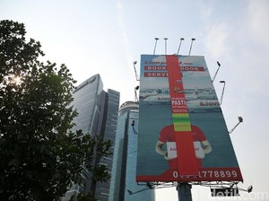Anies Bersih-bersih Reklame Ilegal di Jakarta