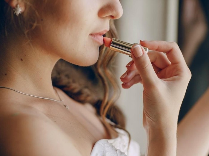 Ilustrasi wanita pakai lipstik Foto: Freepik Ilustrasi wanita pakai lipstik Foto: Freepik