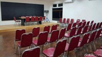 Ada ruang konferensi pers.