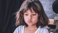 Bayu melihat Jihan mencoret-coret di tanah. Dengan sedotan, bocah perempuan itu menggambar wujud orang. Gambar bunda, ucap Jihan seperti ditirukan Bayu.  (Foto: Dok. Bayu Andrein)