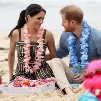 Meghan Markle menikmati Pantai Bondi dalam balutan maxi dress bermotif garis dari Martin Grant (Foto: Chris Jackson/Getty Images)