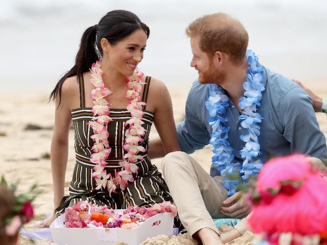 Meghan Markle menikmati Pantai Bondi dalam balutan maxi dress bermotif garis dari Martin Grant (Foto: Chris Jackson/Getty Images)
