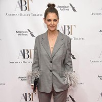 Turut menyempurnakan gaya ibu satu anak itu, sandal heels hitam minimalis dan clutch senada. (Foto: Getty Images)