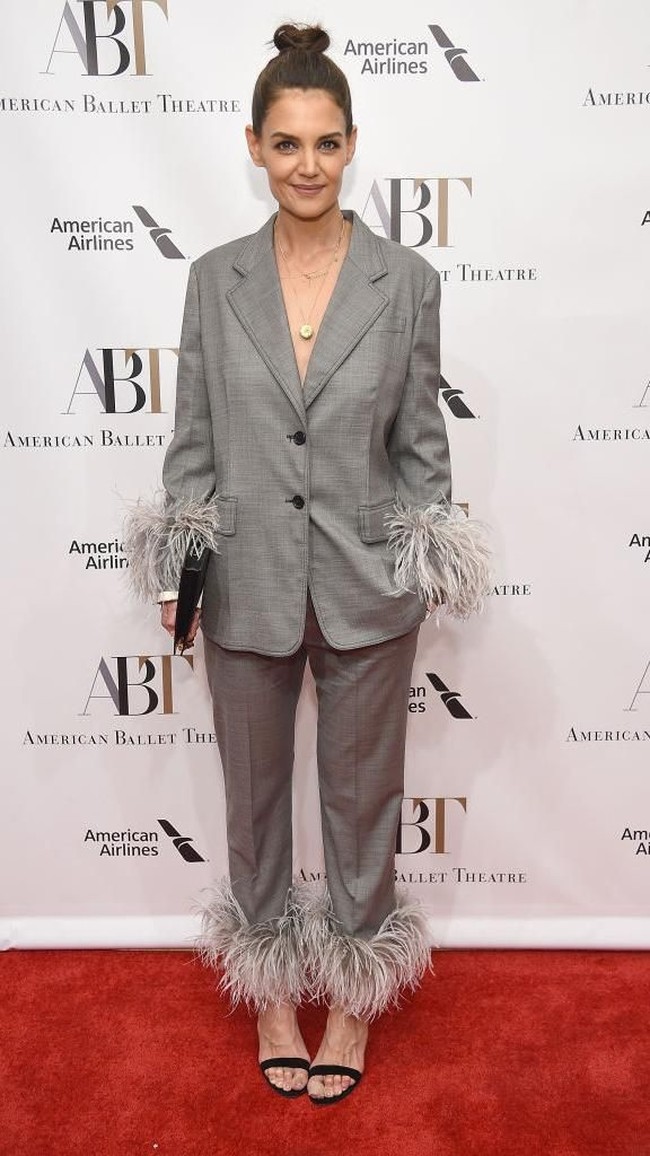 Turut menyempurnakan gaya ibu satu anak itu, sandal heels hitam minimalis dan clutch senada. (Foto: Getty Images)