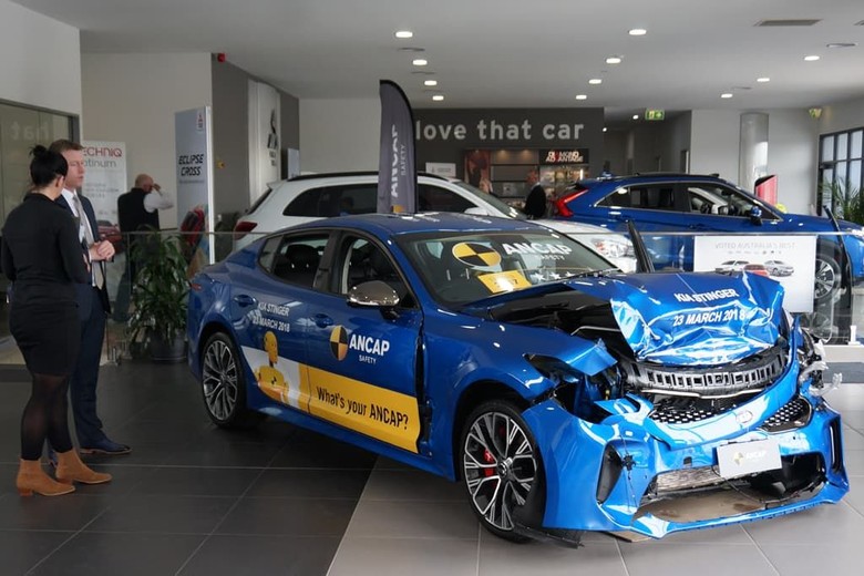 Mobil ringsek dipajang di diler. Foto: Istimewa Mobil ringsek dipajang di diler. Foto: Istimewa