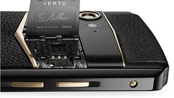 Satu ponsel Aster P dibuat oleh satu perajin, yang tanda tangannya diukir di ponsel buatan mereka. (Foto: Gizmochina)