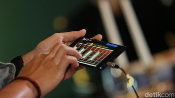 Smartphone Galaxy Note 9 ketika dipakai sebagai instrumen musik oleh JPP. (Foto: detikINET/Agung Pambudhy)