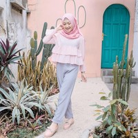 Tak hanya tutorial make up, tutorial hijabnya pun populer di Youtube. Penonton video hijab tutorialnya bisa mencapai lebih dari 7 juta views dalam satu video saja. Foto: Instagram/saritiw