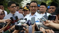Anies mengatakan bakal menertibkan reklame yang tak sesuai aturan di seluruh DKI.