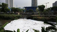 Sungai Ciliwung terlihat berbusa, Jumat (19/10/2018).