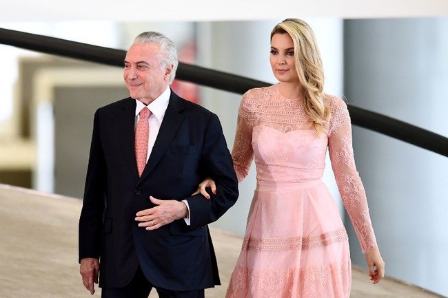 Kehidupan Marcela setelah suaminya menjadi presiden Brazil penuh kontroversi. Marcela dianggap menghambur-hamburkan uang negara demi kepentingan pribadinya hidup mewah, sementara Brazil tengah dilanda krisis.  Foto: Dok. AFP, Instagram @marcelatemer
