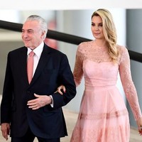 Kehidupan Marcela setelah suaminya menjadi presiden Brazil penuh kontroversi. Marcela dianggap menghambur-hamburkan uang negara demi kepentingan pribadinya hidup mewah, sementara Brazil tengah dilanda krisis.  Foto: Dok. AFP, Instagram @marcelatemer