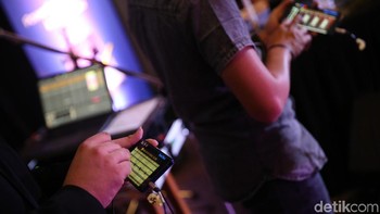 Oya, JPP sendiri adalah singkatan dari Jakarta Pad Project. Dengan Galaxy Note 9 di tangan, mereka sempat berkelakar ganti nama jadi Jakarta Note Project. (Foto: detikINET/Agung Pambudhy)