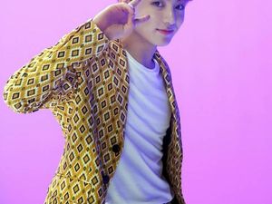 Pakai Baju Tanpa Celana Temui Idola K-Pop di Bandara, Wanita Ini Dihujat