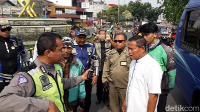 Ojol Mangkal di Depan Stasiun Bekasi Ditertibkan