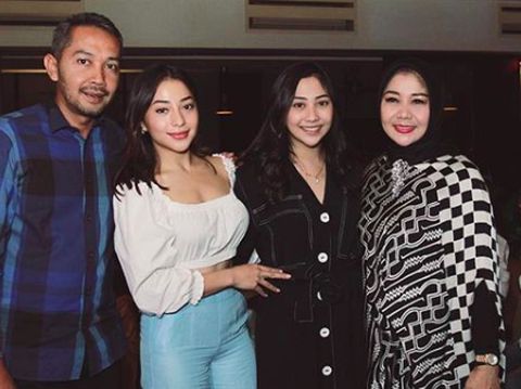 Tips Pakai Crop Top Seperti Gaya Seksi Nikita Willy di Ultah Adiknya