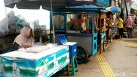 Namun, jalur guiding block di trotoar sekitar Stasiun Palmerah, Jakarta justru disalahgunakan menjadi lapak bagi para PKL.